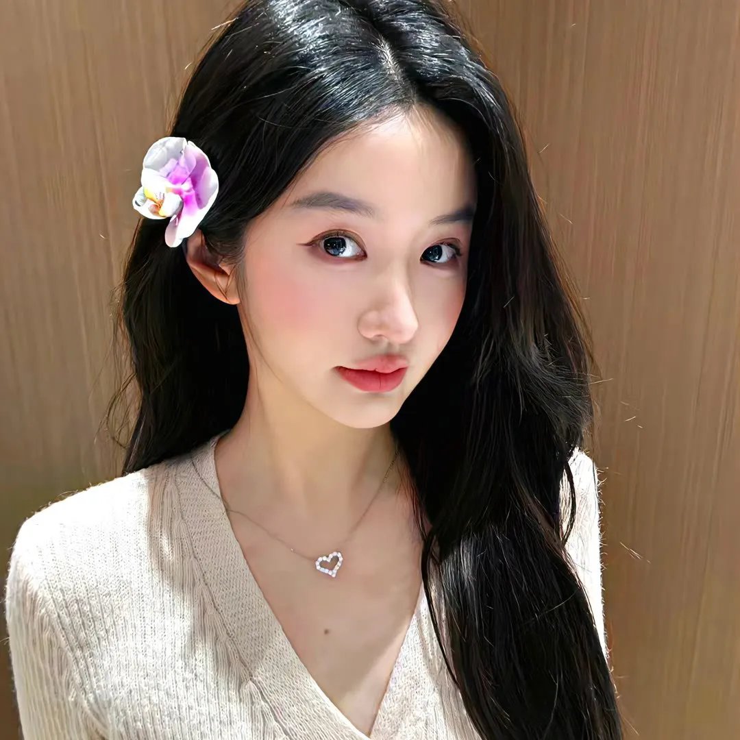 濠河边上的女人